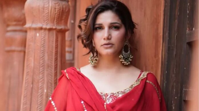 Sapna Choudhary के चौंकाने वाले खुलासे! 35 केस, 5 बार मौत के मुंह से वापसी, कहा- अब मुकदमों की आदत हो गई Sapna Choudhary के चौंकाने वाले खुलासे! 35 केस, 5 बार मौत के मुंह से वापसी, कहा- अब मुकदमों की आदत हो गई