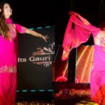 गुलाबी सूट और घूंघट में Sapna Choudhary ने मचाया तहलका, स्टेज पर लटके-झटकों से लूटा फैंस का दिल