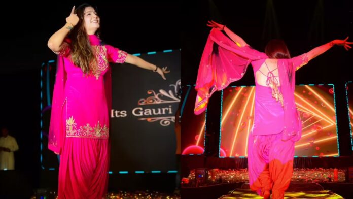 गुलाबी सूट और घूंघट में Sapna Choudhary ने मचाया तहलका, स्टेज पर लटके-झटकों से लूटा फैंस का दिल गुलाबी सूट और घूंघट में Sapna Choudhary ने मचाया तहलका, स्टेज पर लटके-झटकों से लूटा फैंस का दिल