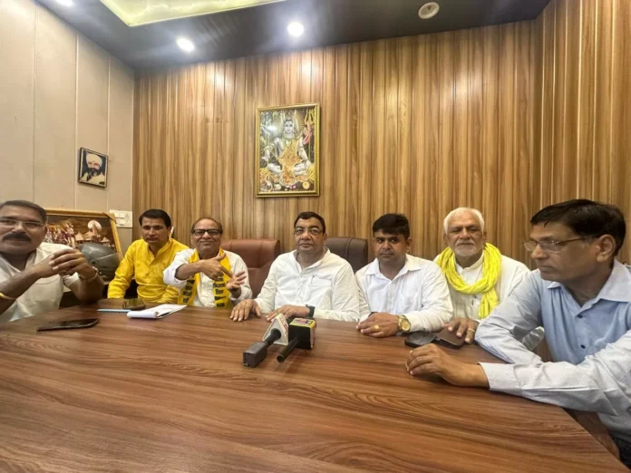 Several prominent Congress leaders and hundreds of workers from Panchkula have joined the Aam Aadmi Party.