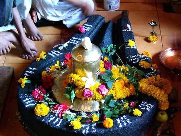 Govardhan Puja Upaay: घर की दरिद्रता दूर करने के लिए गोवर्धन पूजा के दिन शिवलिंग पर चढ़ाएं ये चीजें
