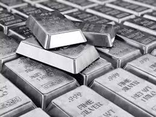 Silver Price New High (आज समाज), बिजनेस डेस्क : भारतीय सर्राफा बाजार में इन दिनों दोनों कीमती धातुओं के दाम लगातार आसमान छू रहे हैं। एक तरफ जहां सोना एक लाख तीस हजार का स्तर छूने को तैयार है तो वहीं चांदी भी हर रोज नए रिकॉर्ड कायम कर रही है। Silver Price New High (आज समाज), बिजनेस डेस्क : भारतीय सर्राफा बाजार में इन दिनों दोनों कीमती धातुओं के दाम लगातार आसमान छू रहे हैं। एक तरफ जहां सोना एक लाख तीस हजार का स्तर छूने को तैयार है तो वहीं चांदी भी हर रोज नए रिकॉर्ड कायम कर रही है।