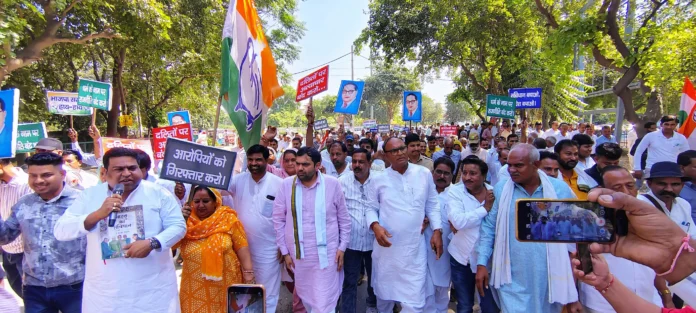 Social organizations and Congress staged a strong protest against Dalit oppression.