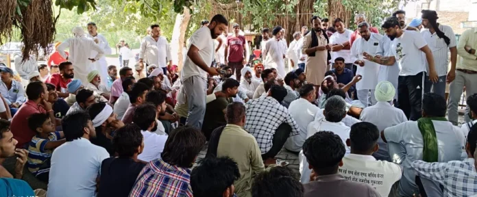 Jind News : पेड़ से लटक कर सुसाइड करने के मामले में नागरिक अस्पताल एकत्रित हुए ग्रामीण