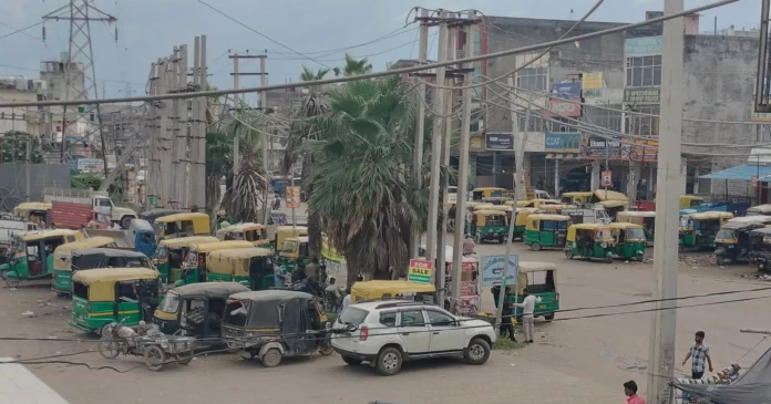 The 104-foot wide road is occupied in many places by mechanics and auto repair shops.