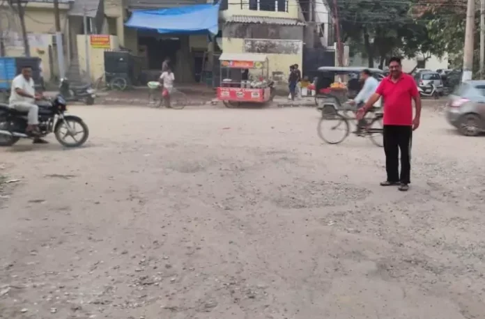 The municipal officials' claims have proven false; despite promising to repair the road before Navratri, it remains in the same poor condition.