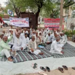 The protesting farmers did not celebrate the Dussehra festival; instead, they paid homage to Mahatma Gandhi, the Father of the Nation, and former Prime Minister Lal Bahadur Shastri.