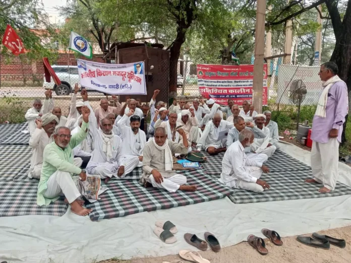 The protesting farmers did not celebrate the Dussehra festival; instead, they paid homage to Mahatma Gandhi, the Father of the Nation, and former Prime Minister Lal Bahadur Shastri.