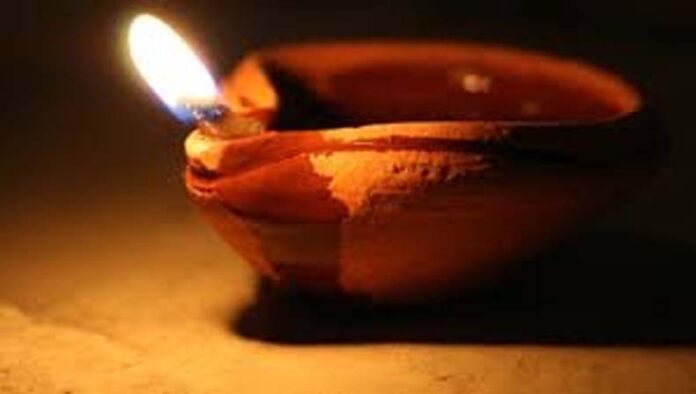Yam Diya: 18 अक्टूबर को जलाया जाएगा यम का दीया, जानें दिशा और नियम