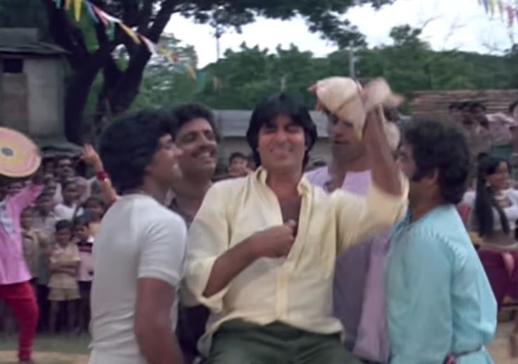 दीवाली पर जब पटाखों से झुलस गया Amitabh Bachchan का हाथ, दर्द में भी शूटिंग कर बनाया नया स्टाइल आइकॉन