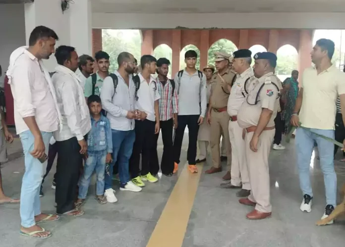 Jind News : जीआरपी ने यात्रियों को साइबर ठगी के प्रति किया जागरूक