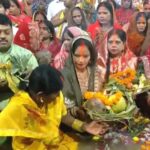 Chhath Mahaparav: दिल्ली में छठ घाटों पर उमड़ी भीड़, महिलाओं ने उगते सूर्य को दिया ऊषा अर्घ्य