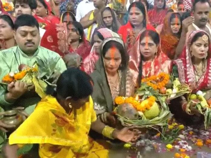 Chhath Mahaparav: दिल्ली में छठ घाटों पर उमड़ी भीड़, महिलाओं ने उगते सूर्य को दिया ऊषा अर्घ्य Chhath Mahaparav: दिल्ली में छठ घाटों पर उमड़ी भीड़, महिलाओं ने उगते सूर्य को दिया ऊषा अर्घ्य