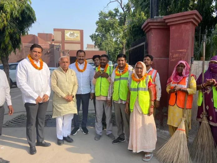 Faridabad News : स्वच्छता ही सेवा के तहत सफाई कर्मचारियों को सम्मानित कर चला स्वच्छता अभियान