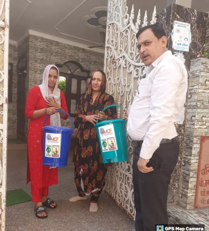 Faridabad News : स्वच्छता अभियान को लेकर घरेलू डस्टबिन एवं कपड़े के किए बैग वितरित