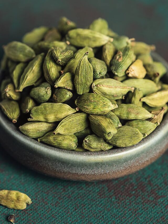 Benefits Of Cardamoms: सुबह बासी मुंह 2 इलायची चबाई तो होगा कमाल, जानें चौंकाने वाले फायदे
