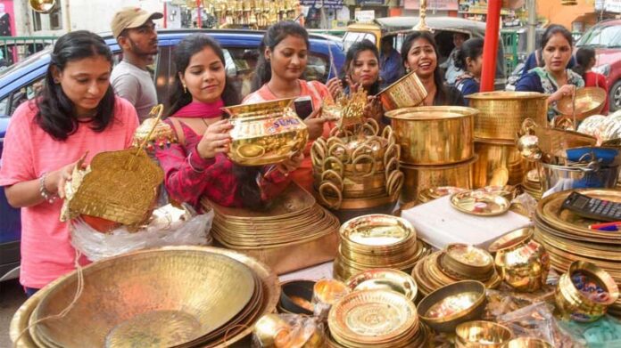 Dhanteras Special: सोना-चांदी के अलावा धनतेरस पर इन चीजों को खरीदना भी माना जाता हैं शुभ