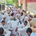 Bhiwani News : धरनास्थल पर बैठे कुछ किसानों पर पूर्व मंत्री से मिलीभगत के आरोप के बाद धरने की पुरानी कमेटी भंग
