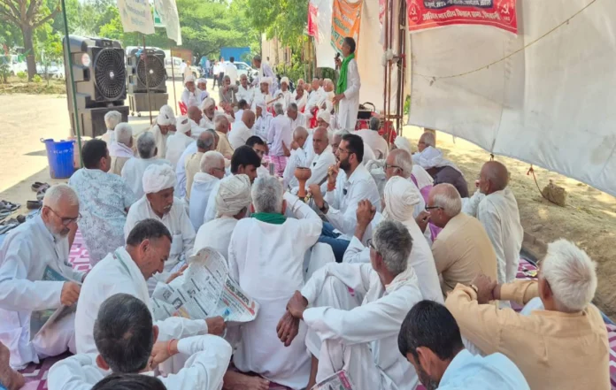 Bhiwani News : धरनास्थल पर बैठे कुछ किसानों पर पूर्व मंत्री से मिलीभगत के आरोप के बाद धरने की पुरानी कमेटी भंग