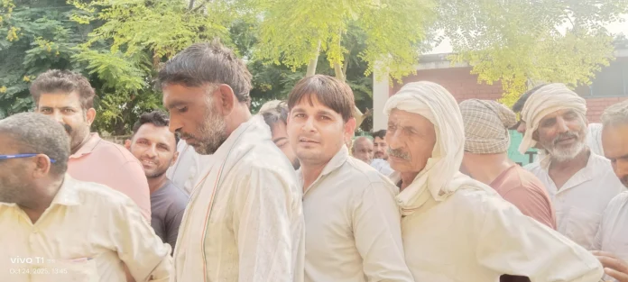 Jind News : खाद के लिए लगी किसानों की लंबी कतार