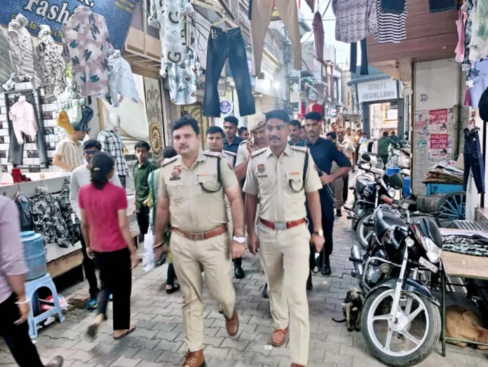 Jind News : त्योहारों के दृष्टिगत पुलिस ने बाजारों में निकाला फ्लैग मार्च