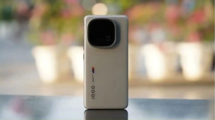 iQOO 15 Launched: 7000mAh बैटरी और स्नैपड्रैगन 8 एलीट Gen 5 चिपसेट के साथ 5G का दमदार फोन तैयार