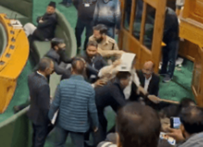 J&K Assembly: भाजपा और नेशनल कांफ्रेंस के विधायकों के बीच झड़प, मार्शलों ने विरोध कर रहे विधायकों को बाहर निकाला काल। J&K Assembly