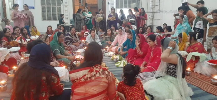 The festival of unbroken good fortune, Karva Chauth, was celebrated with devotion. Karva Chauth : अखंड सौभाग्य का पर्व करवा चौथ पर्व श्रद्धा से मनाया