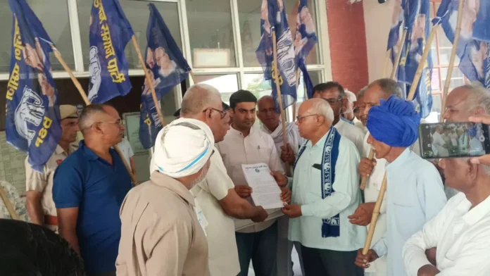 Jind News : बहुजन समाज पार्टी कार्यकर्ताओं ने लघु सचिवालय में सौंपा ज्ञापन