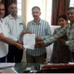Jind News : स्वास्थ्यकर्मिायों ने प्रवर चिकित्सा अधिकारी को सौंपा ज्ञापन