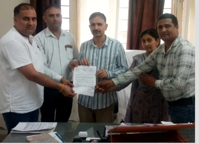 Jind News : स्वास्थ्यकर्मिायों ने प्रवर चिकित्सा अधिकारी को सौंपा ज्ञापन