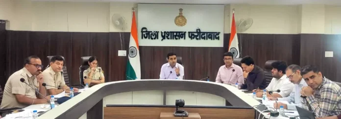 Faridabad News : प्रत्येक विभाग अपने पोर्टल मामलों की प्रगति की नियमित करें समीक्षा : डीसी विक्रम सिंह