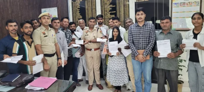 Police traced 45 lost mobile phones and returned them to their owners. Jind News : गुम हुए 45 मोबाइलों को तलाश पुलिस ने मालिकों के हवाले किए