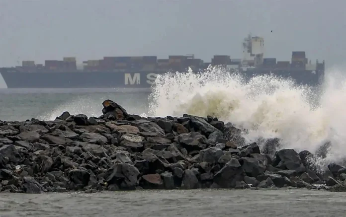 Monthly Storm Update: ओडिशा पहुंचा चक्रवाती तूफान, 100 किमी की रफ्तार से चल रही हवाएं Monthly Storm Update