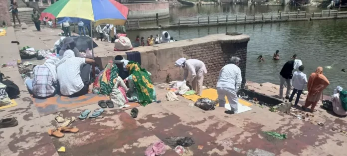 Jind News : कार्तिक अमावस्या पर श्रद्धालुओं ने लगाई पिंडारा तीर्थ में श्रद्धा की डुबकी