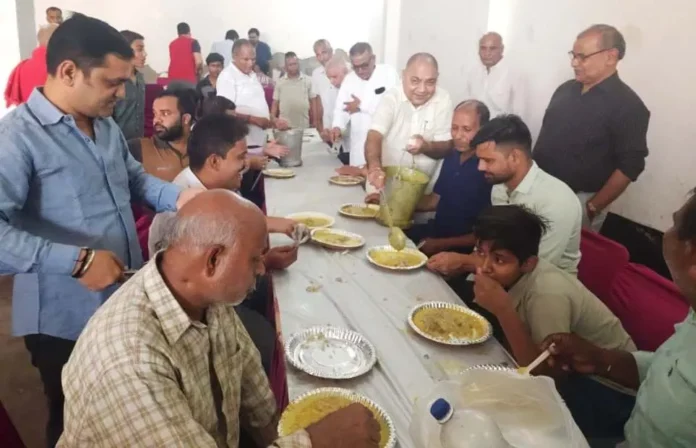 Janhit Samiti organised a feast on the occasion of Govardhan Puja. Faridabad News : जनहित समिति ने गोवर्धन पूजा के अवसर पर भंडारे का आयोजन किया