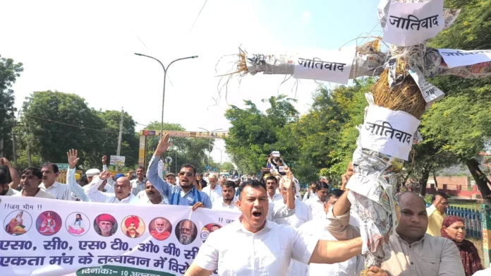 Jind News : एडीजीपी सुसाइड मामले में निष्पक्ष कार्रवाई की मांग को लेकर प्रदर्शन कर फूंका जातिवाद का पुतला