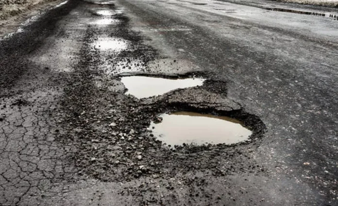 Rohtak Road has become a death trap, the entire road has been reduced to ruins. Jind News : रोहतक रोड बना खतरे का जाल, पूरा मार्ग खंडहर में तबदील