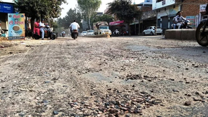Businesses are troubled by the dilapidated condition of Rohtak Road. Jind News : जर्जर रोहतक रोड की हालत से कारोबारी परेशान