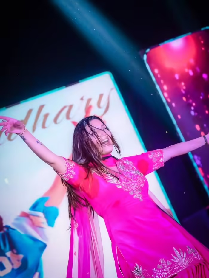 गुलाबी सूट और घूंघट में Sapna Choudhary ने मचाया तहलका, स्टेज पर लटके-झटकों से लूटा फैंस का दिल