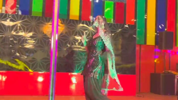 Sapna Choudhary Ka Dance: सपना चौधरी का डांस बना कहर! स्टेज पर मचाया तूफान, एक स्टेप पर बेकाबू हुई भीड़ Sapna Choudhary Ka Dance: सपना चौधरी का डांस बना कहर! स्टेज पर मचाया तूफान, एक स्टेप पर बेकाबू हुई भीड़