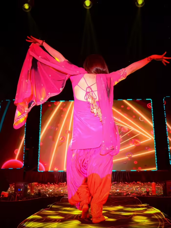 गुलाबी सूट और घूंघट में Sapna Choudhary ने मचाया तहलका, स्टेज पर लटके-झटकों से लूटा फैंस का दिल