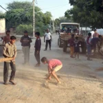 Mahendragarh News : स्वच्छता अभियान के तहत गांव नांगलमाला में खिलाडिय़ों ने की साफ सफाई