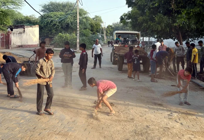 Mahendragarh News : स्वच्छता अभियान के तहत गांव नांगलमाला में खिलाडिय़ों ने की साफ सफाई