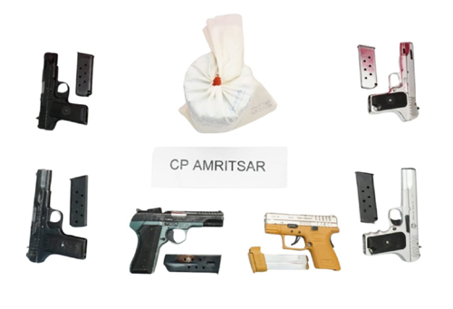 Amritsar Crime News : छह पिस्तौल, 1 किलो हेरोइन सहित 5 तस्कर गिरफ्तार Amritsar Crime News : छह पिस्तौल, 1 किलो हेरोइन सहित 5 तस्कर गिरफ्तार