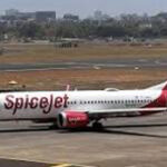 SpiceJet plane emergency landing : मुंबई से कोलकाता जा रहे विमान के इंजन में आई खराबी