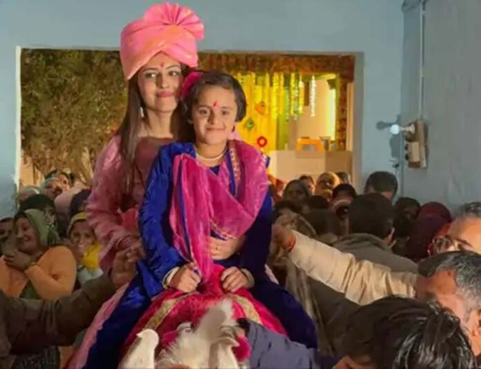 Sirsa News: सिरसा में घोड़ी पर बैठाकर बेटी की बनौरी निकाली, बेटा-बेटी समानता का दिया संदेश