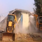 Action On Illegal Colonies : अवैध कॉलोनी काटने वालों की खैर नहीं, एक्शन मोड में आई नगर परिषद, ढहता आशियाना देख आंखों छलके आंसू