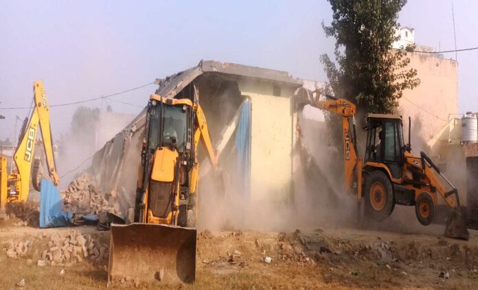 Action On Illegal Colonies : अवैध कॉलोनी काटने वालों की खैर नहीं, एक्शन मोड में आई नगर परिषद, ढहता आशियाना देख आंखों छलके आंसू Action On Illegal Colonies : अवैध कॉलोनी काटने वालों की खैर नहीं, एक्शन मोड में आई नगर परिषद, ढहता आशियाना देख आंखों छलके आंसू