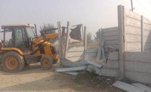 Action On Illegal Colonies : अवैध कॉलोनी काटने वालों की खैर नहीं, एक्शन मोड में आई नगर परिषद, ढहता आशियाना देख आंखों छलके आंसू